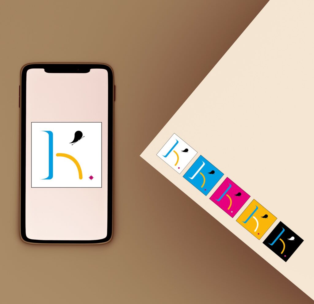 Le logo de l'entreprise koïlors est représenté sur un téléphone. Il y a le logo dans toutes ses variantes de couleurs. Soit sur les fonds blanc, cyan, magenta, jaune et noir. Le logo représente le K de Koïlors avec des éléments graphiques qui y sont inclus et des formes arrondies.