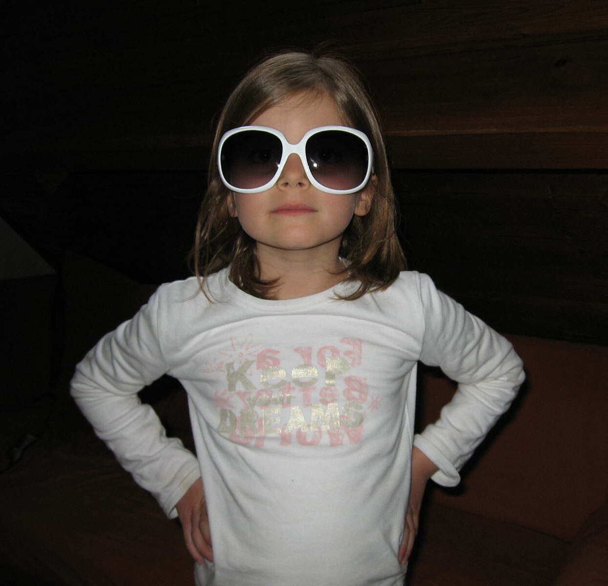 Photo de la fondatrice de Koïlors, enfant avec des grosses lunettes de soleil.