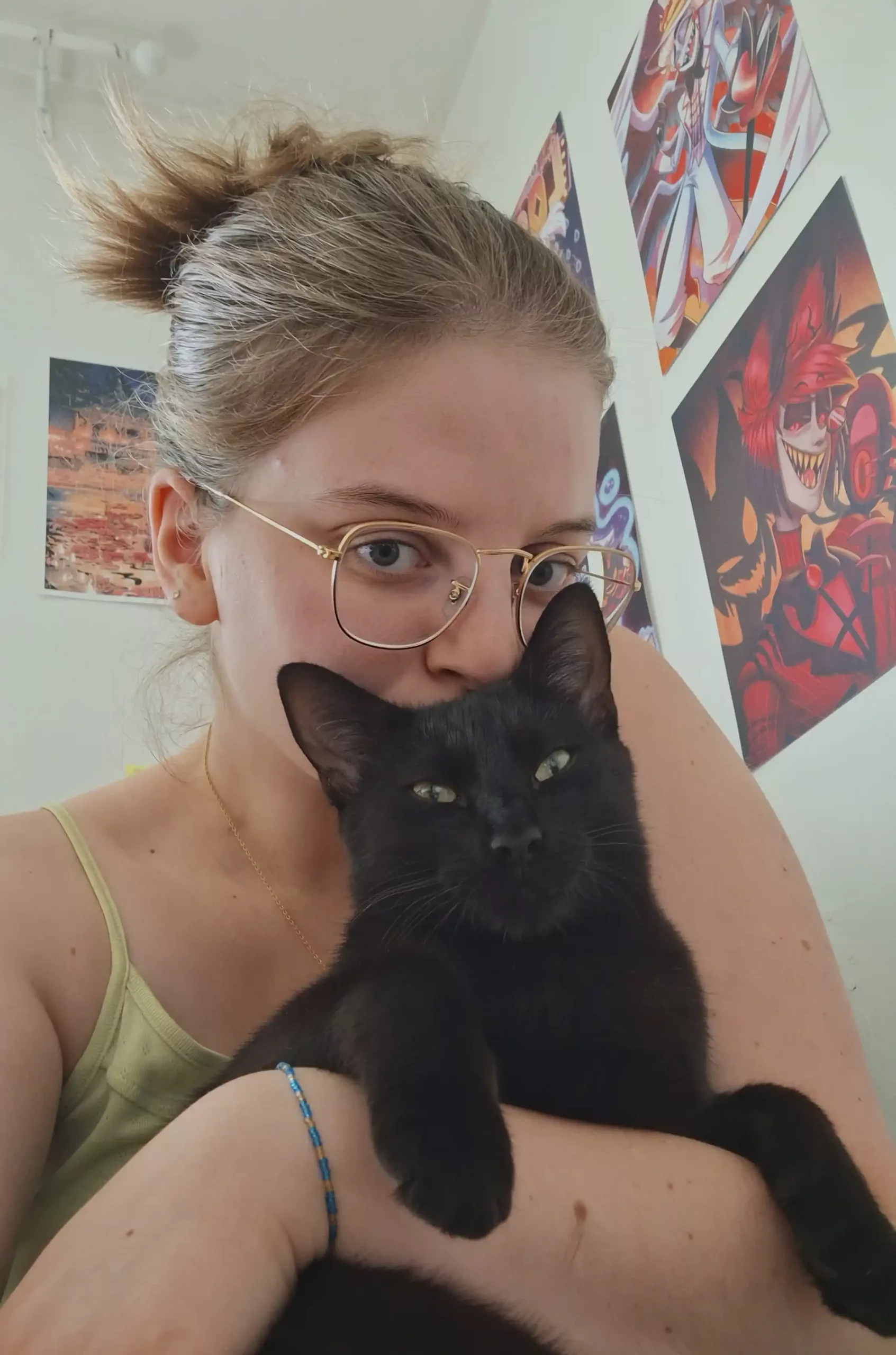 Photo de la fondatrice de Koïlors avec son chat noir Pikly dans les bras.