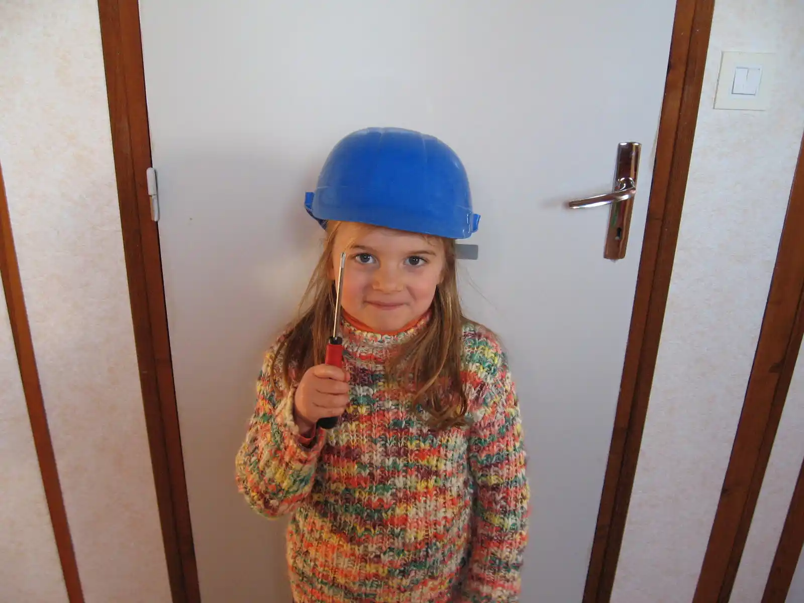 photo_laureen_bricolage Photo de la fondatrice de Koïlors, enfant en train de bricoler avec un casque de chantier.