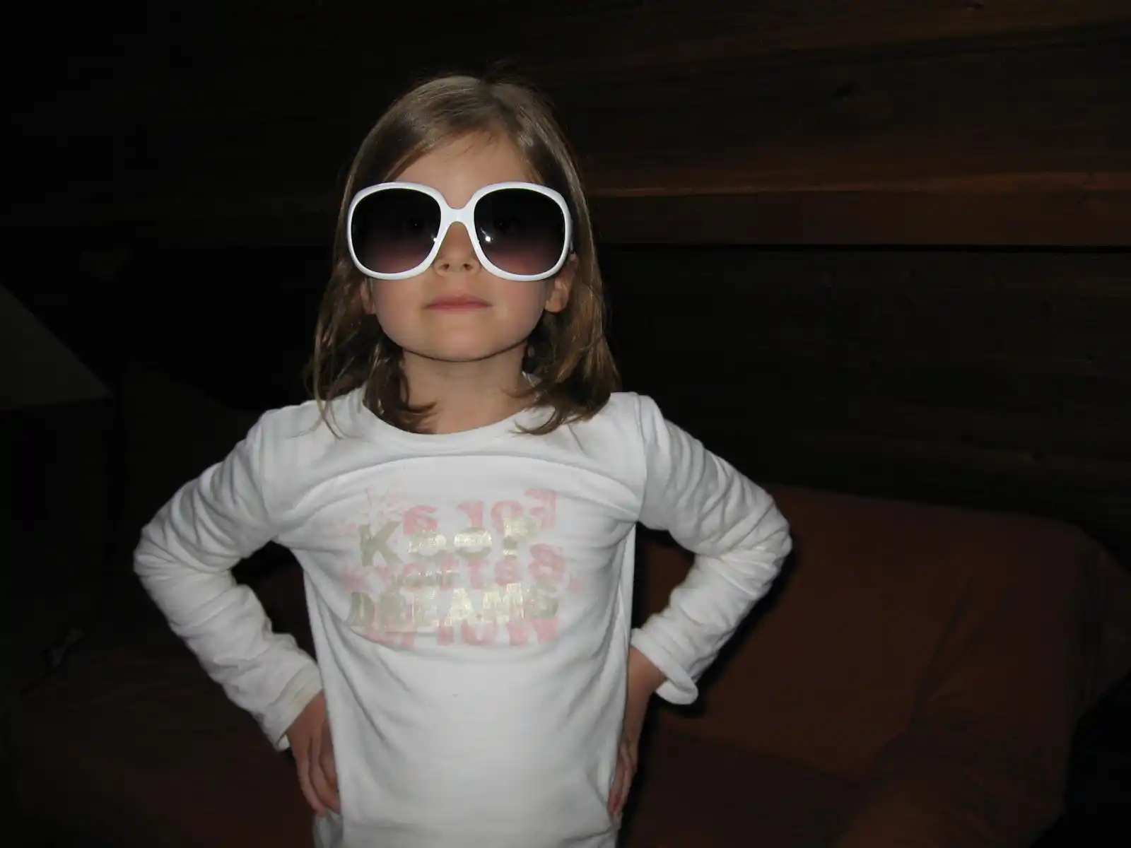photo_laureen_enfant_mode Photo de la fondatrice de Koïlors, enfant avec des grosses lunettes de soleil.