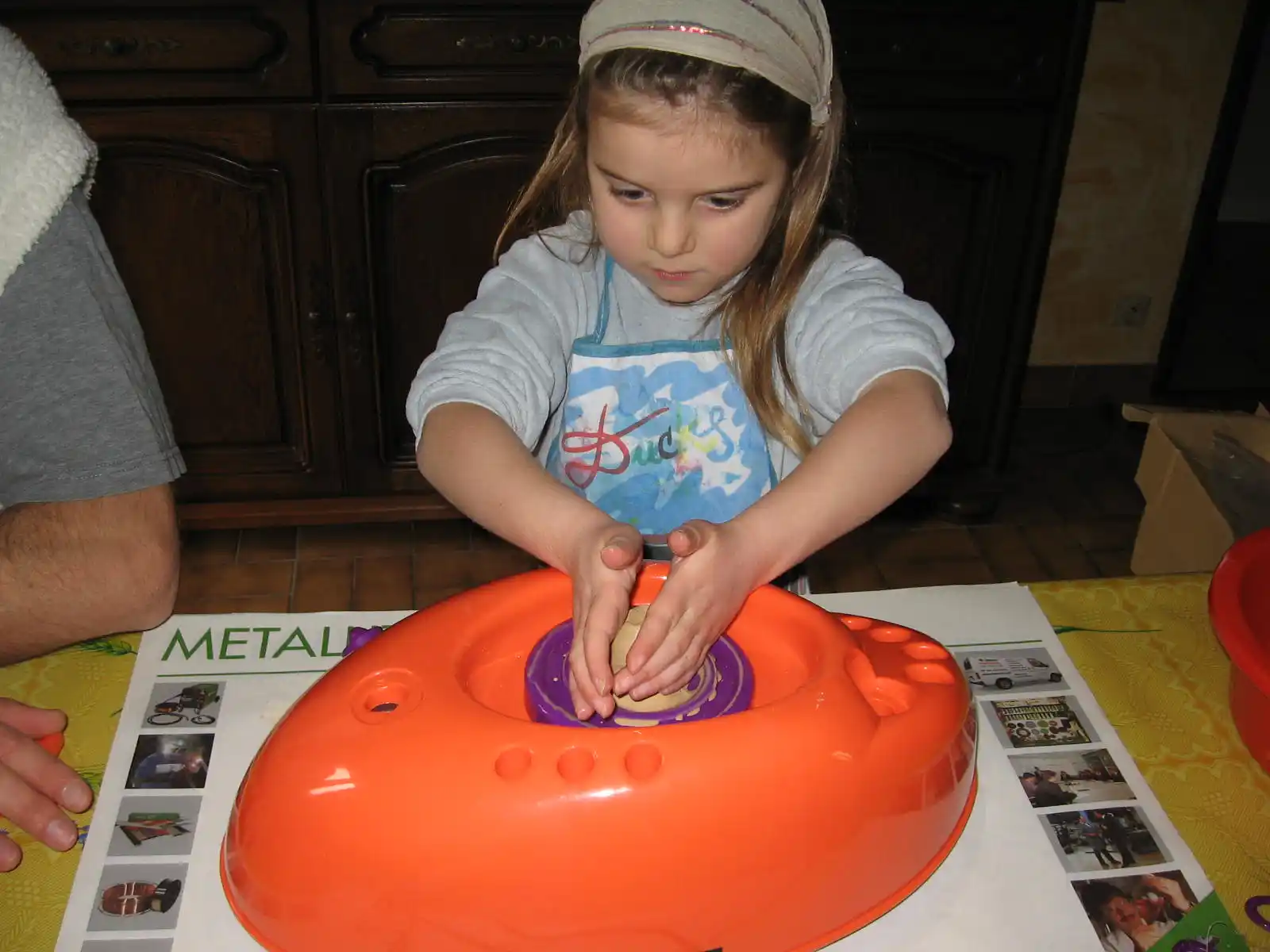 photo_laureen_poterie_face Photo de la fondatrice de Koïlors, enfant en train de faire de la poterie.